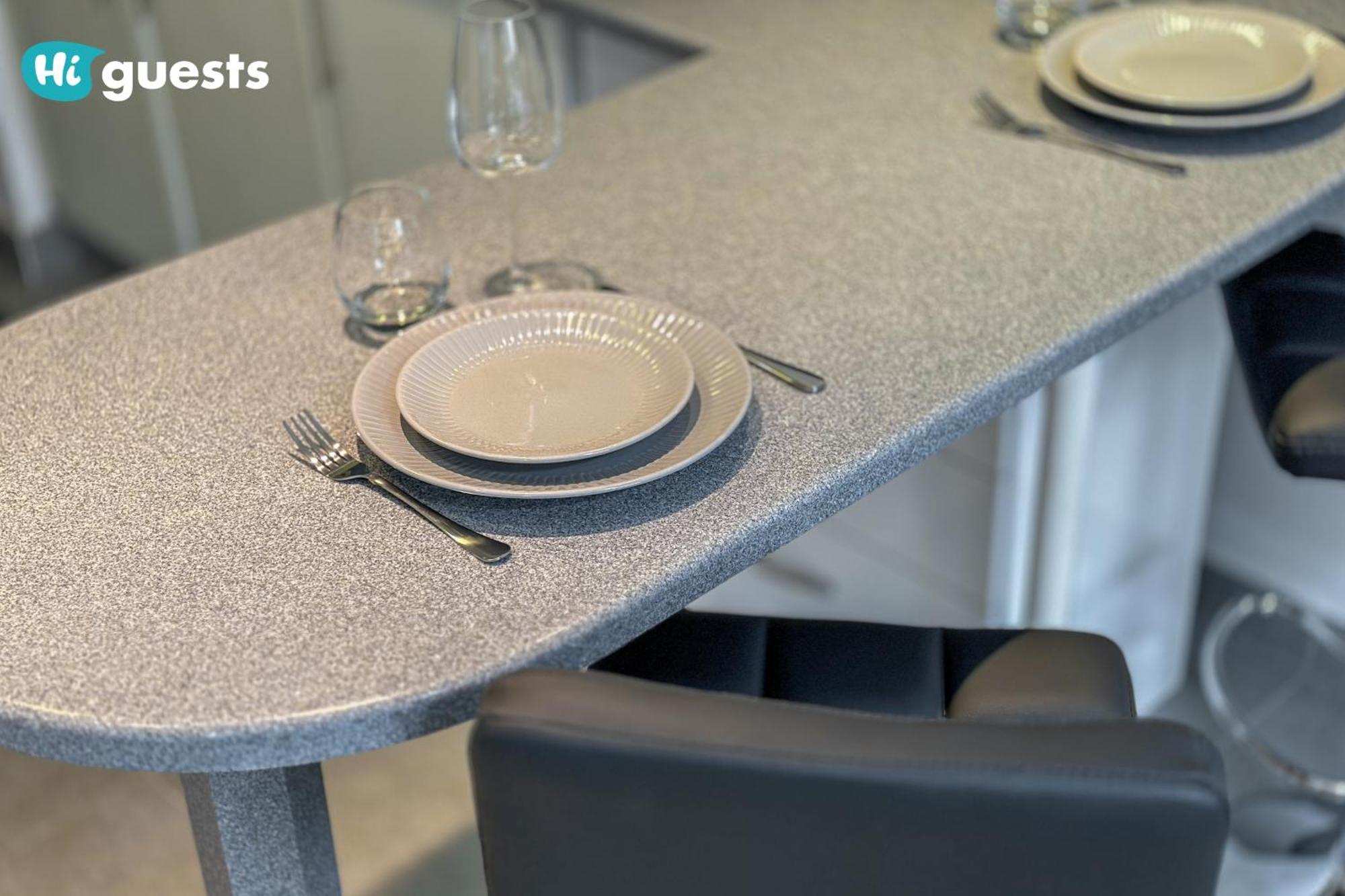 Higuests - Chic At Madison Residency Close Metro
